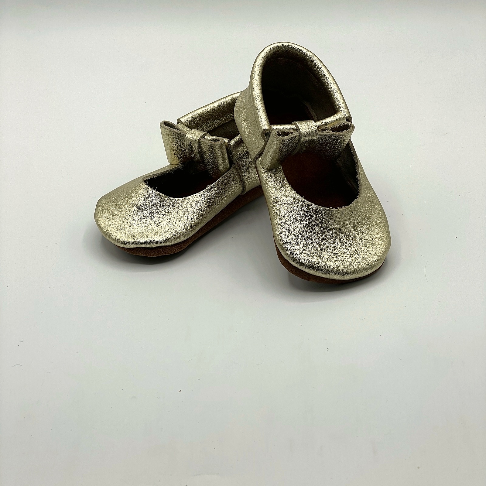 Calzado barefoot estilo Mary Jane en tono dorado