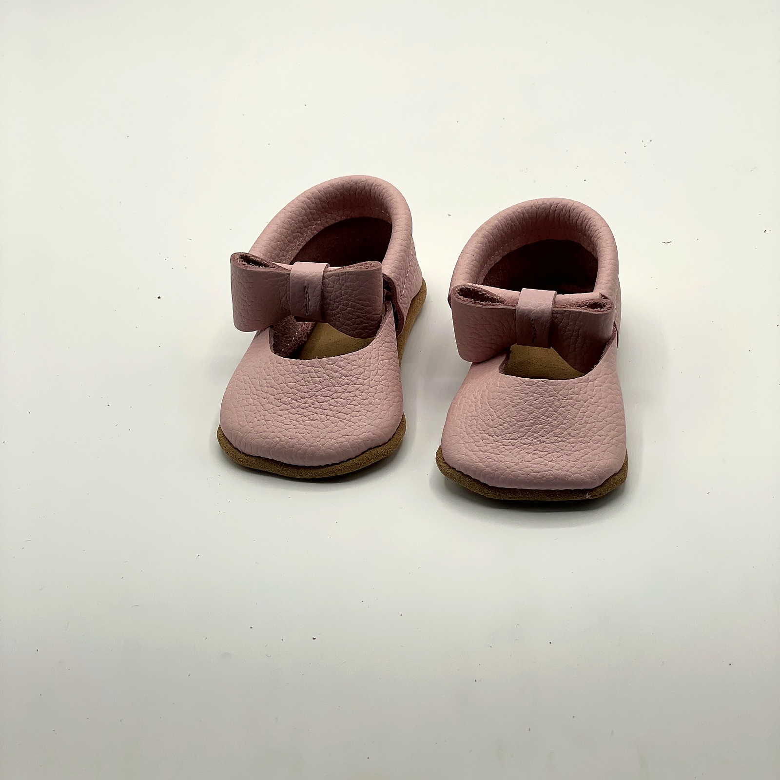 Calzado barefoot rosado estilo Mary Jane con lazo