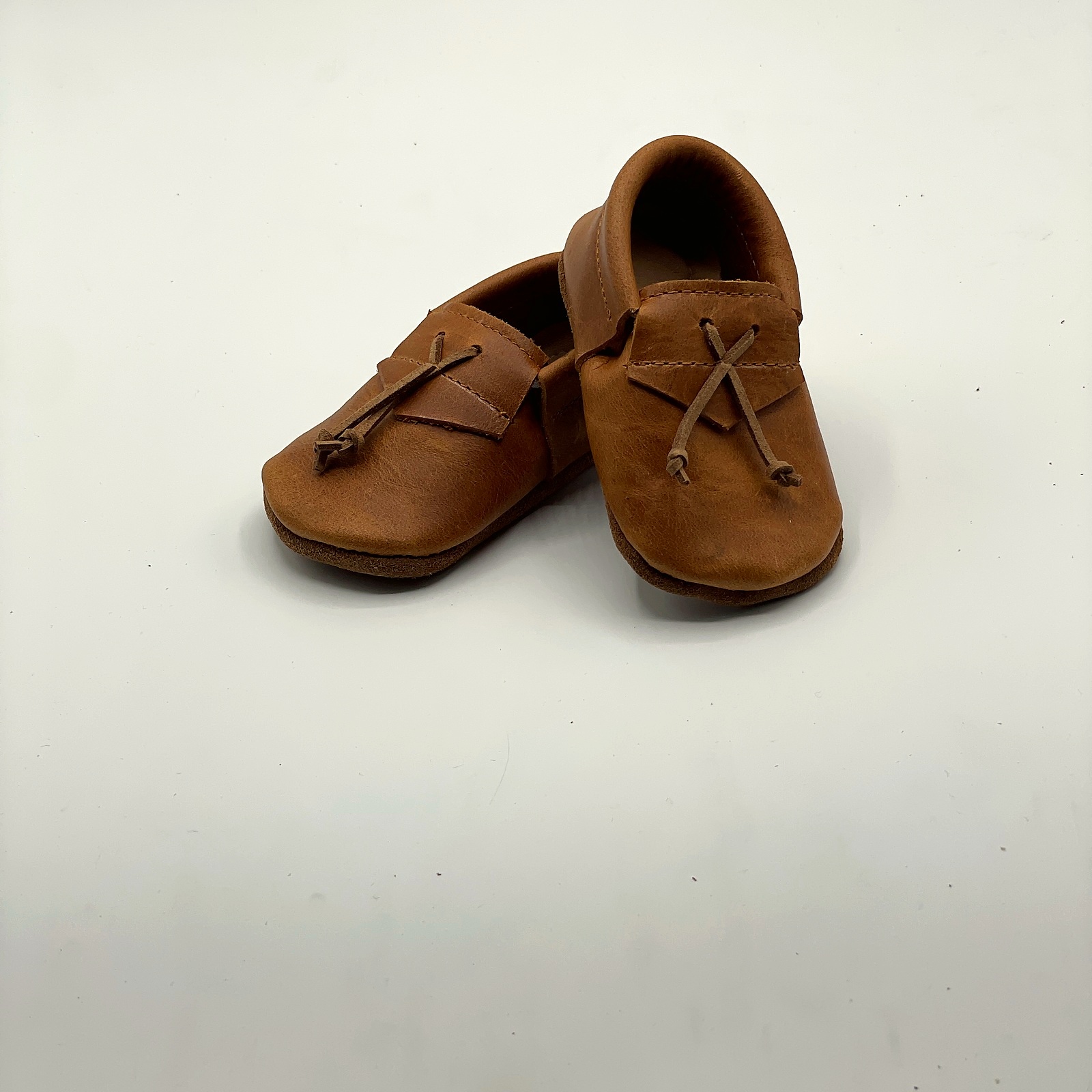Moccs barefoot color cacao con cordones de cuero