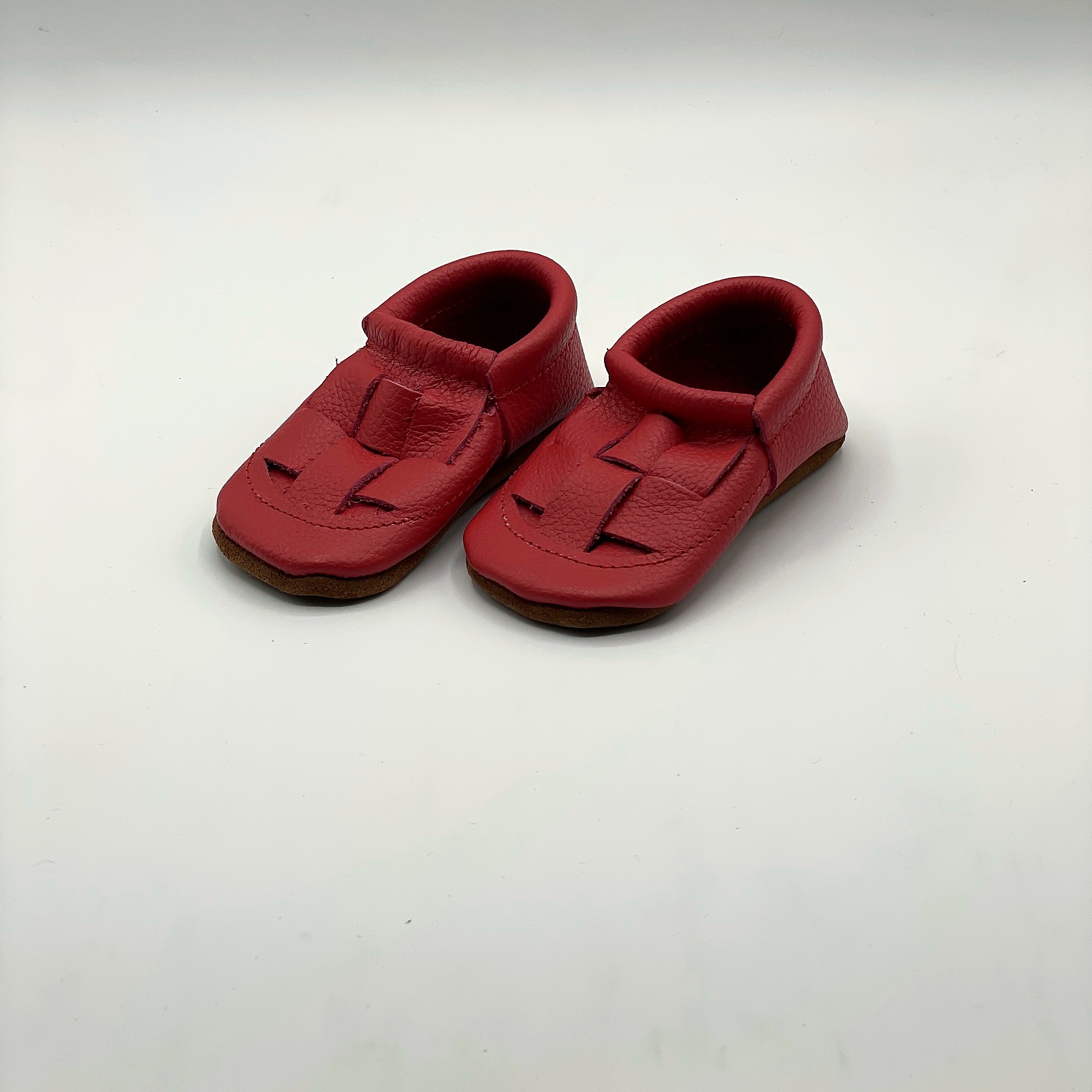 Moccs barefoot de cuero rojo con flecos