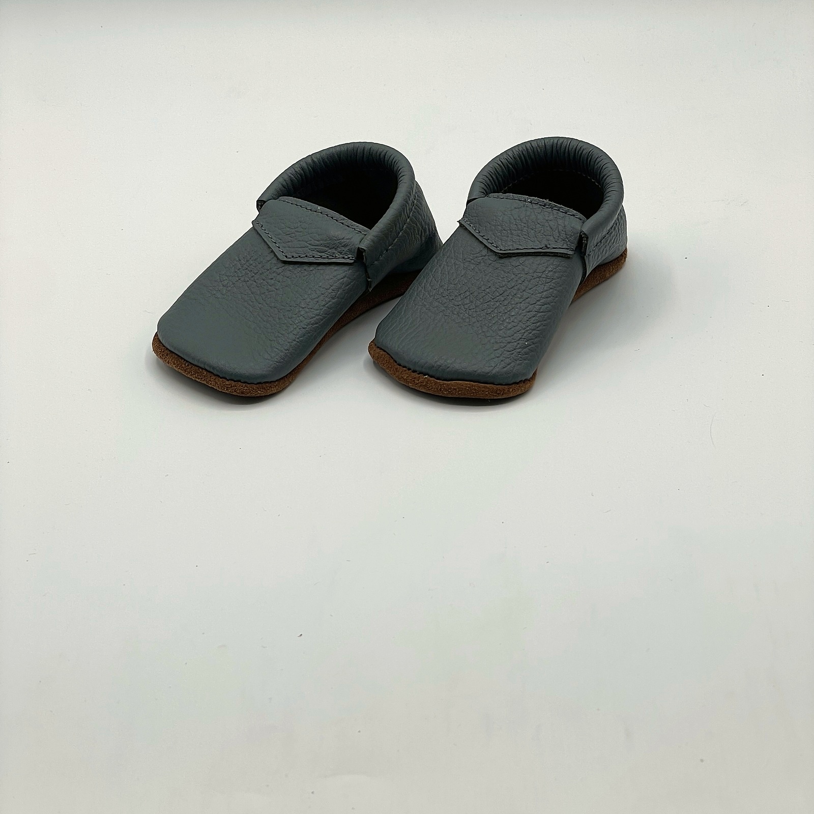 Moccs barefoot de cuero gris