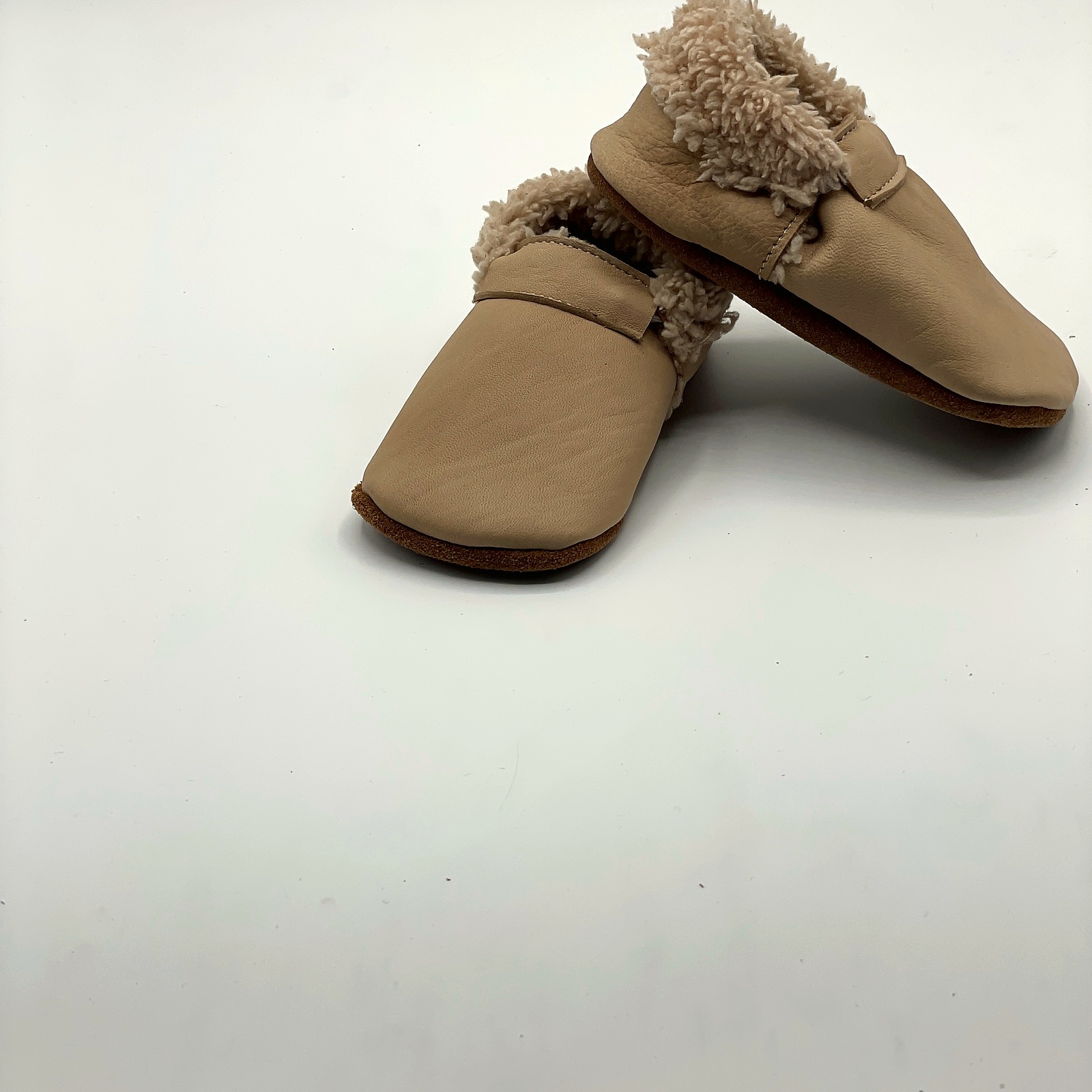 Moccs barefoot color arena con interior suave