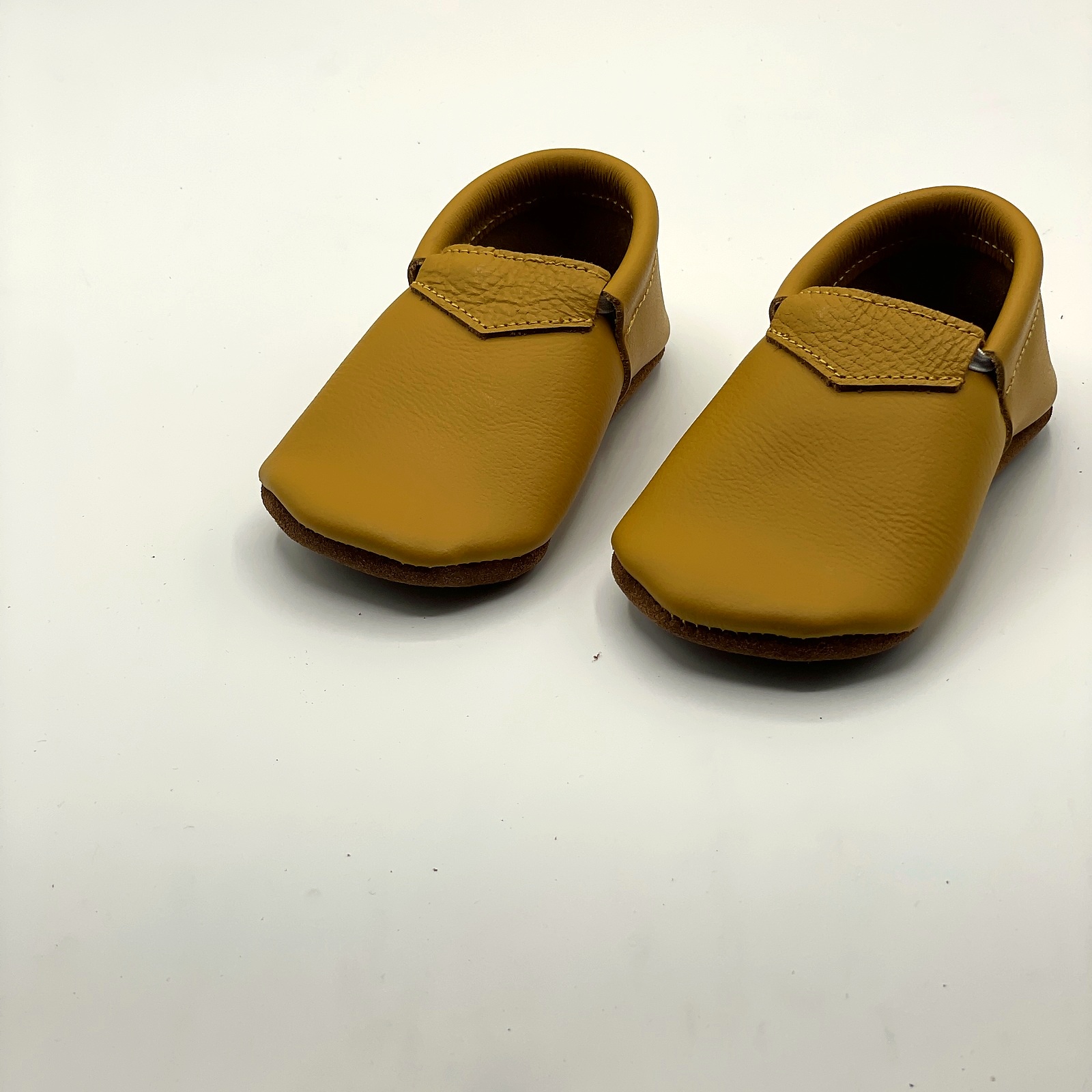 Moccs barefoot de cuero color mostaza